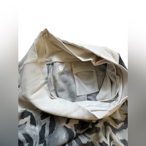 Lululemon• Dance to yoga pants • size 4 - Picture 8 of 9